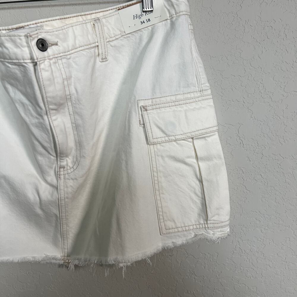 Abercrombie & Fitch Women's Cream Mini Cargo Skirt Size 34 NEW - Picture 2 of 8